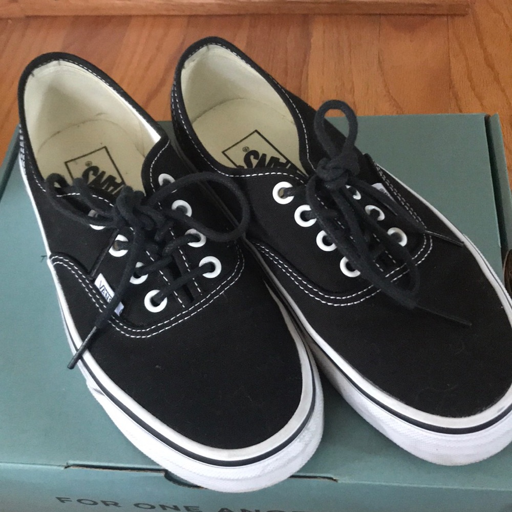 Never worn Women’s Authentic Classic Black Vans